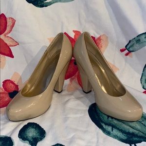 Nude pumps size 9